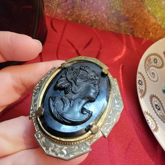 Vintage Victorian Brass Cameo Brooch - Picture 8 of 12